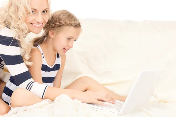 Счастливая мать и ребенок с ноутбуком — стоковое фото