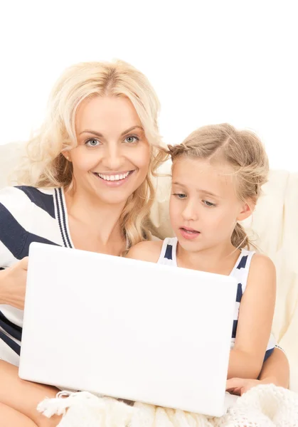 Gelukkig moeder en kind met laptopcomputer — Stockfoto
