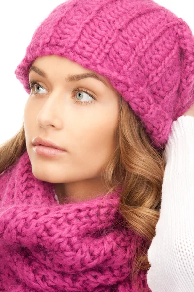 Schöne Frau mit Wintermütze — Stockfoto