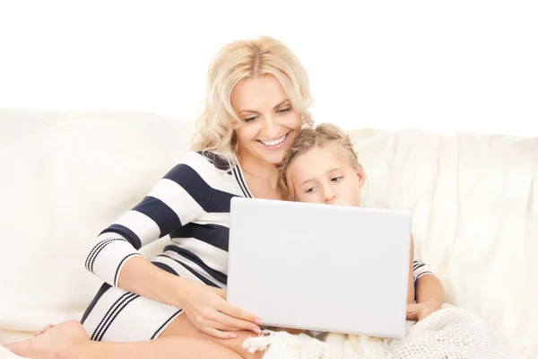 Feliz madre e hijo con computadora portátil —  Fotos de Stock