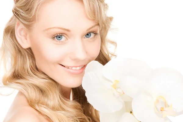 Güzel bir kadın beyaz çiçekli — Stok fotoğraf
