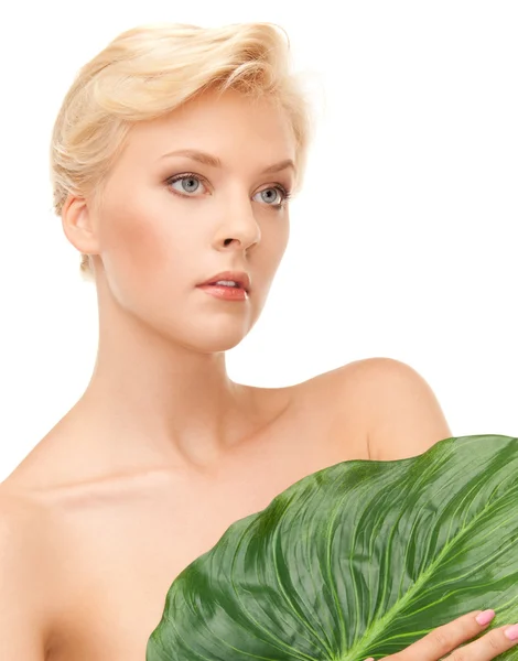 Vrouw met groen blad — Stockfoto