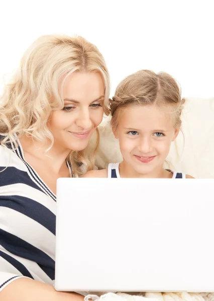 Madre felice e bambino con computer portatile — Foto Stock