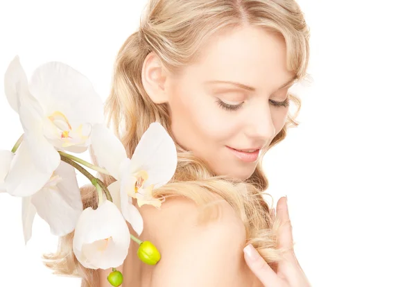 Vacker kvinna med vit blomma — Stockfoto