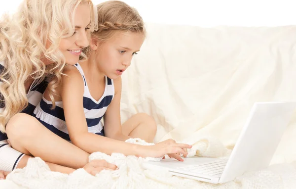 幸福的母亲和儿童提供便携式计算机 — 图库照片