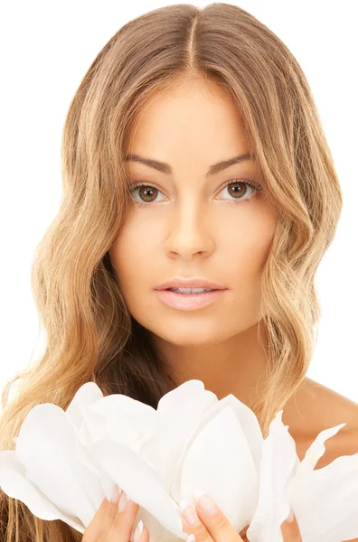 Schöne Frau mit weißer Blume — Stockfoto