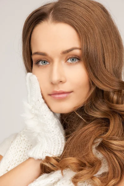 Vacker kvinna i vita handskar — Stockfoto
