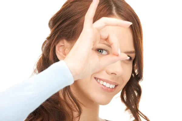 Mujer encantadora mirando a través del agujero de los dedos —  Fotos de Stock