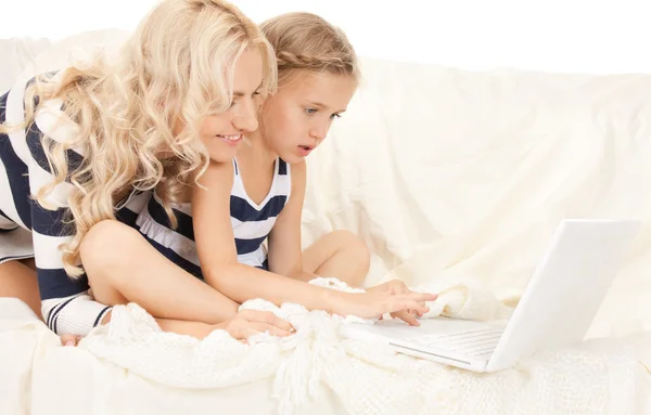 Madre felice e bambino con computer portatile — Foto Stock