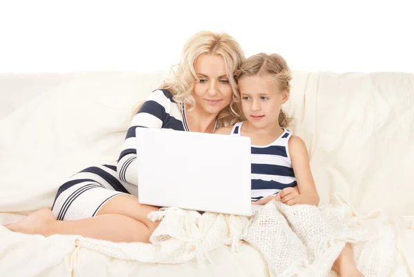Mère heureuse et enfant avec ordinateur portable — Photo