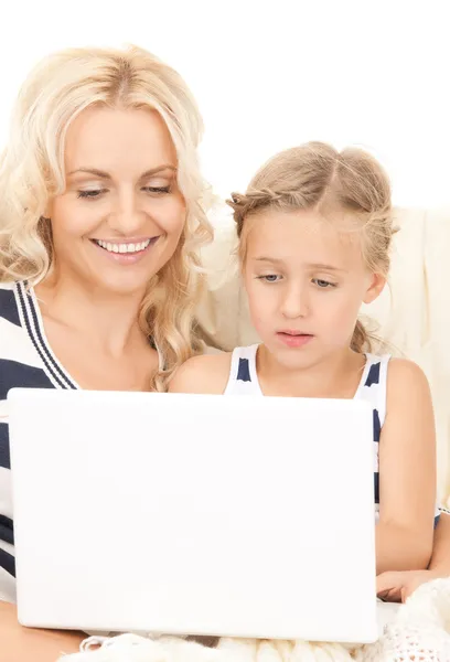 Ευτυχισμένη μητέρα και παιδί με φορητό υπολογιστή — Φωτογραφία Αρχείου