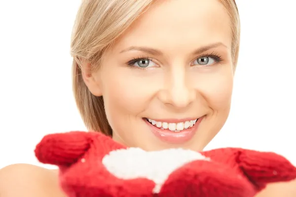 Wanita cantik dengan sarung tangan merah dengan salju — Stok Foto
