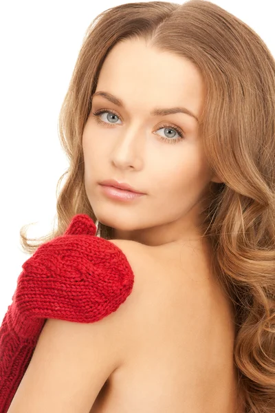 Mujer hermosa en manoplas rojas — Foto de Stock