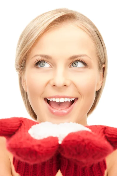 Piękna kobieta w czerwone rękawice ze śniegu — Zdjęcie stockowe