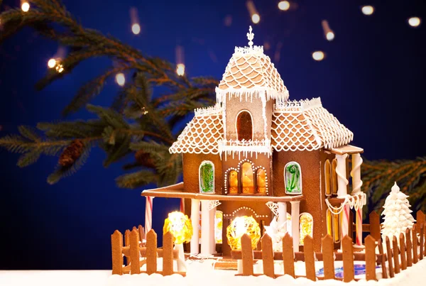Peperkoek huis over Kerstmis achtergrond — Stockfoto