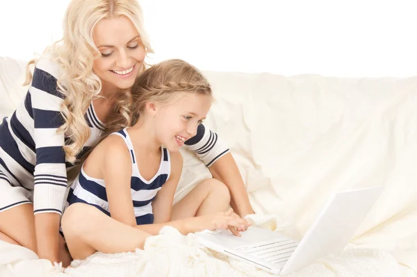Szczęśliwa matka i dziecko z laptopa — Zdjęcie stockowe