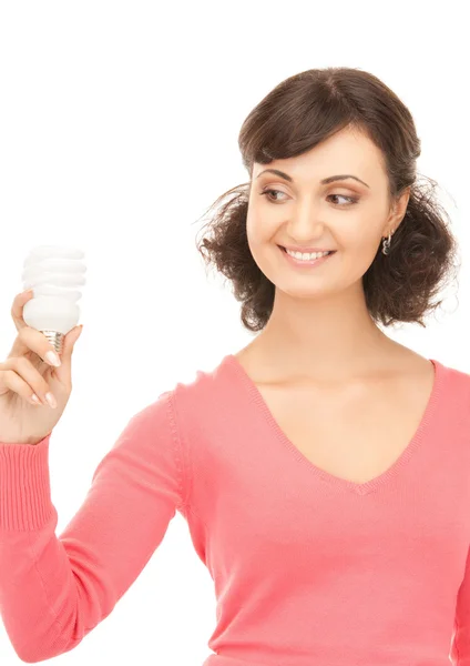 Femme tenant ampoule économie d'énergie — Photo
