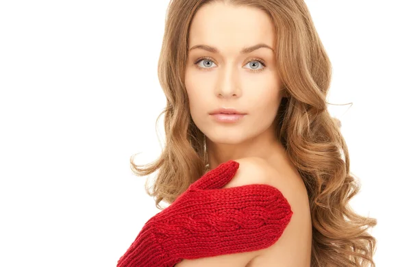 Красивая женщина в красных рукавицах — стоковое фото