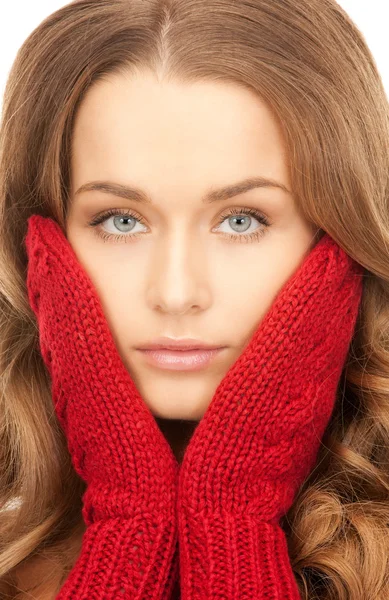 Красива жінка в червоних рукавицях — стокове фото