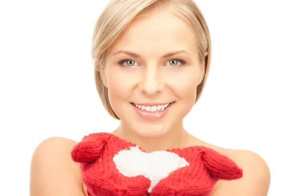Bella donna in guanti rossi con neve — Foto Stock