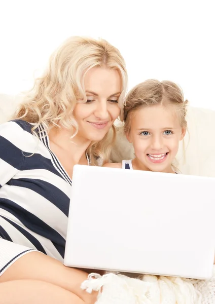 Счастливая мать и ребенок с ноутбуком Стоковое Изображение