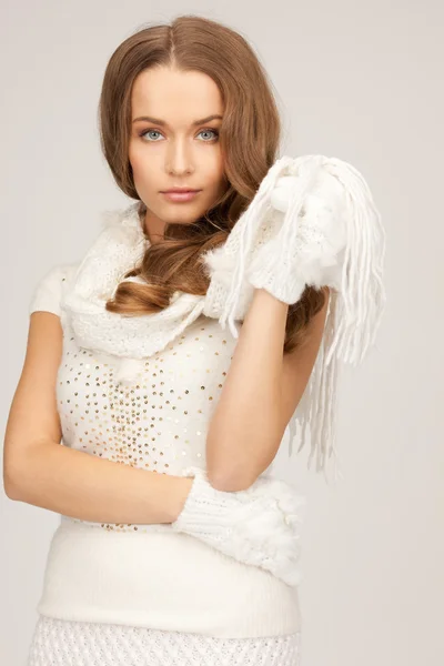 Mooie vrouw in witte handschoenen — Stockfoto
