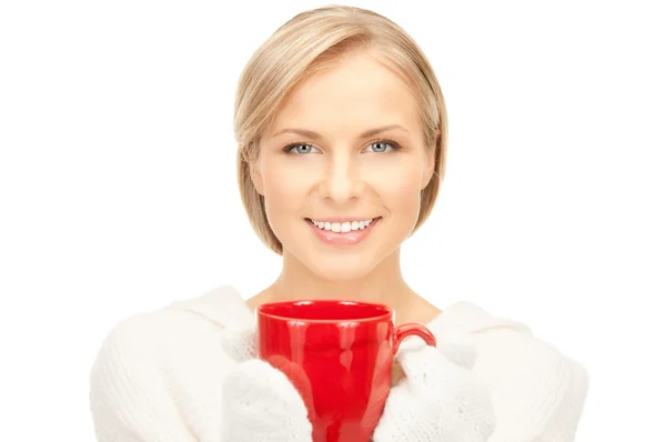 Krásná žena s červeným hrnek — Stock fotografie