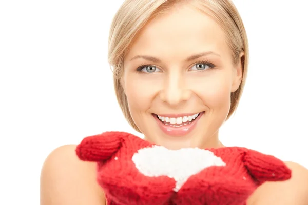Красивая женщина в красных варежках со снегом — стоковое фото