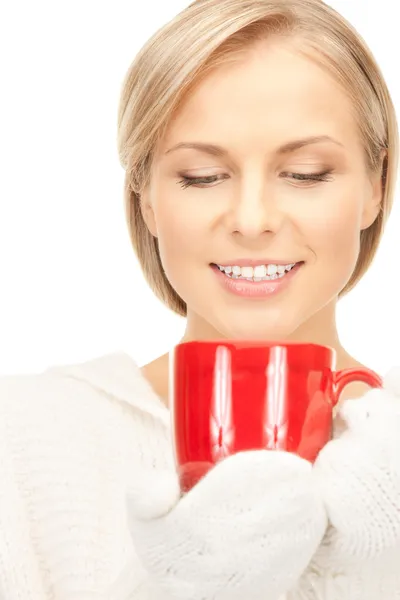 Bella donna con tazza rossa — Foto Stock