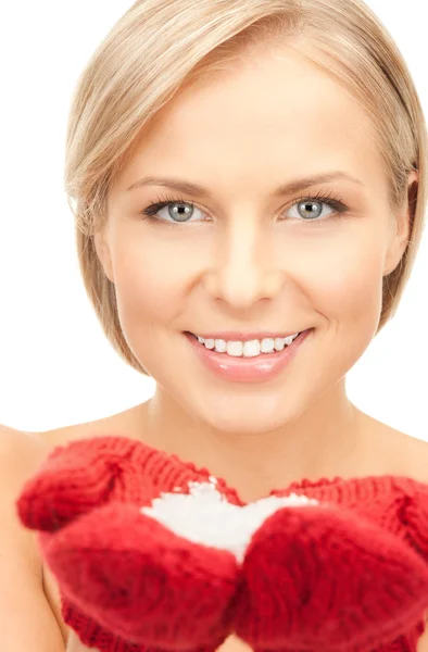 Красива жінка в червоних рукавицях зі снігом — стокове фото