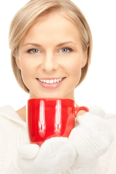 Bella donna con tazza rossa — Foto Stock