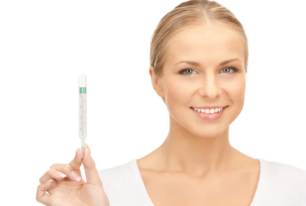 Médica feminina atraente com termômetro — Fotografia de Stock