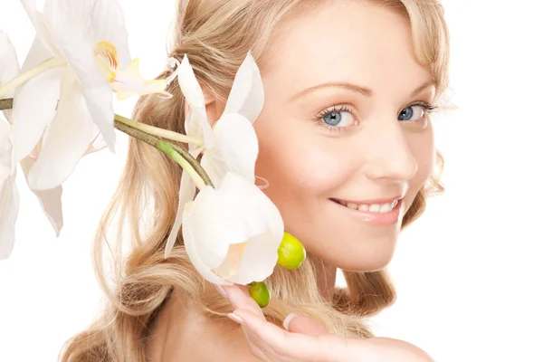 Bella donna con fiore bianco — Foto Stock