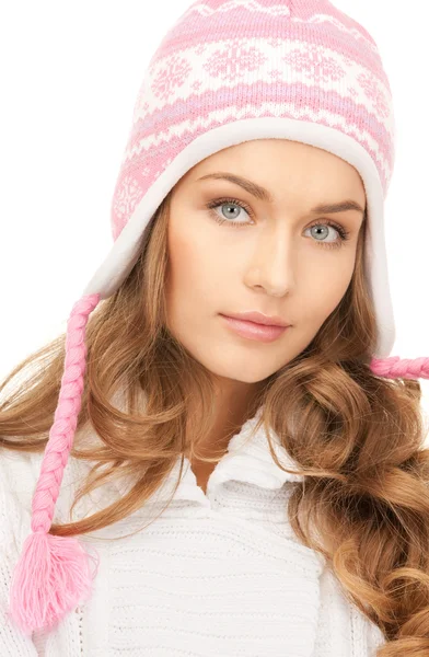 Krásná žena v zimní čepice — Stock fotografie