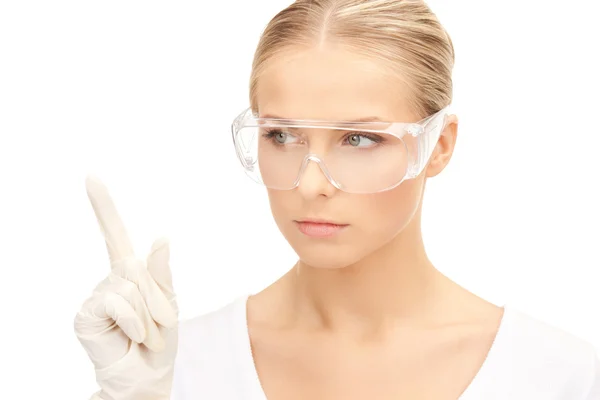 Женщина в защитных очках и перчатках — стоковое фото