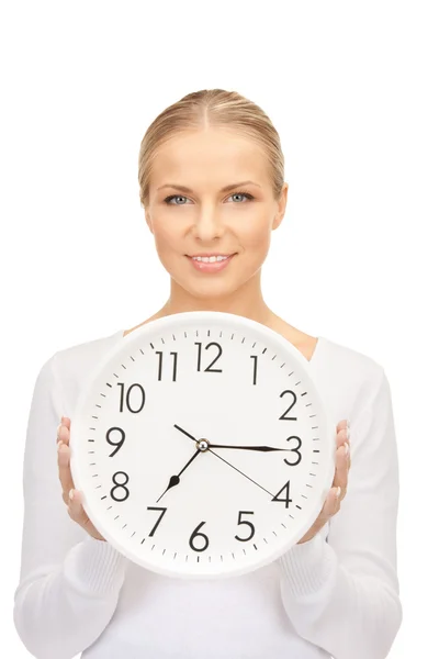 Donna in possesso di grande orologio — Foto Stock
