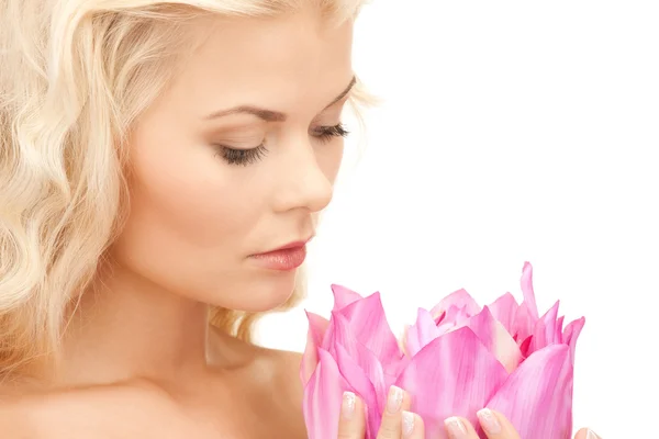 Schöne Frau mit Lotusblume — Stockfoto