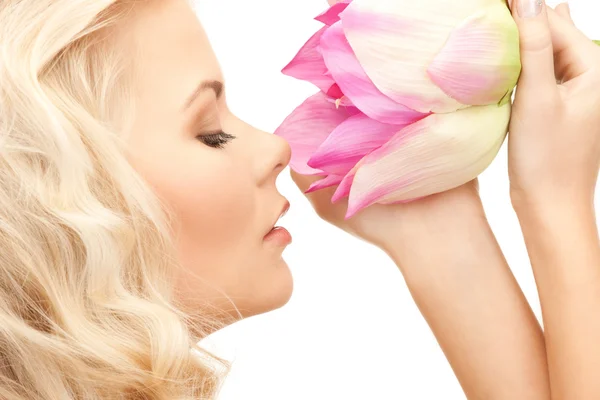 Mooie vrouw met lotusbloem — Stockfoto