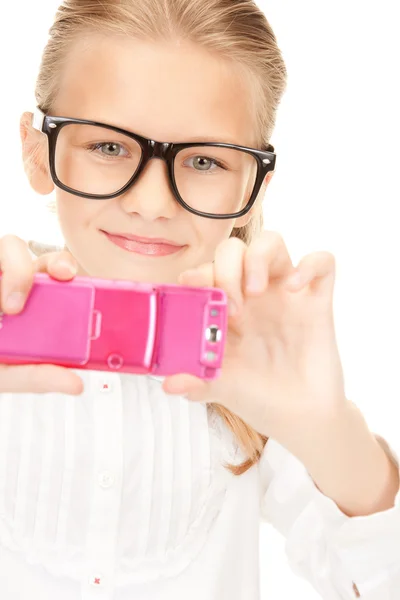 Gelukkig meisje nemen foto met mobiele telefoon — Stockfoto
