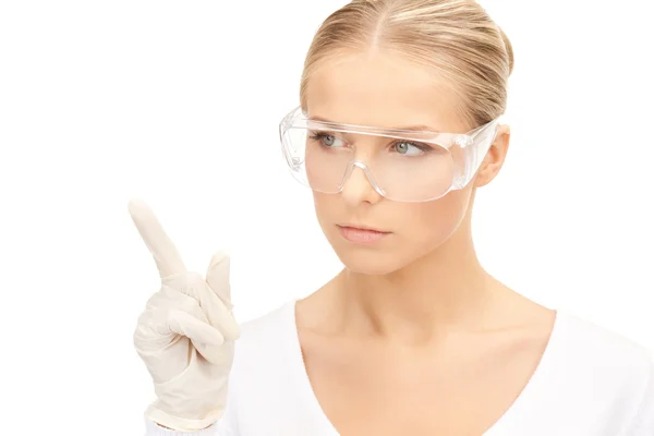 Kobieta w okularach i rękawiczkach ochronnych — Zdjęcie stockowe