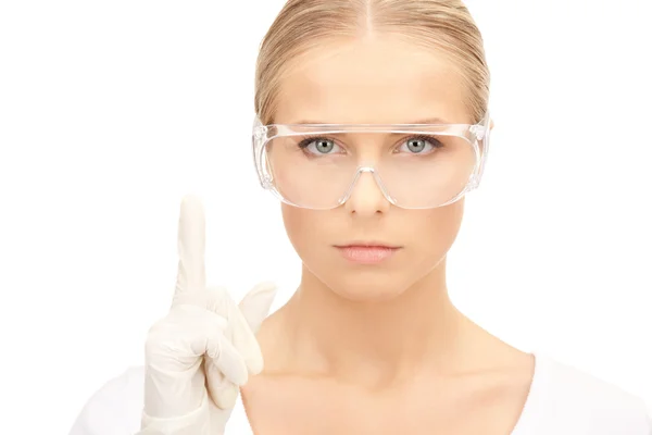 Женщина в защитных очках и перчатках — стоковое фото