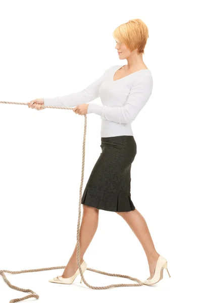 Mujer de negocios tirando de cuerda — Foto de Stock