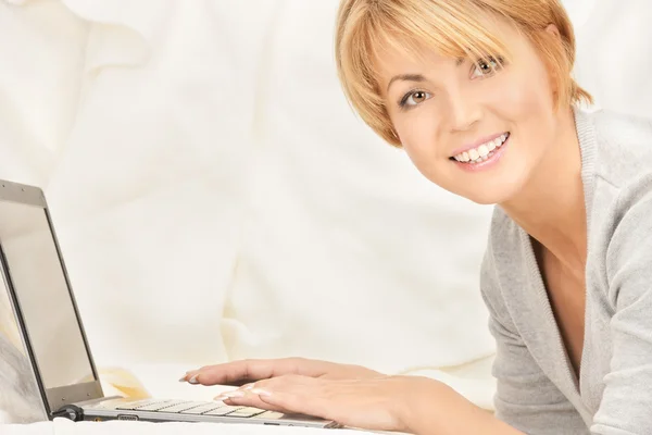 Щаслива жінка з ноутбуком — стокове фото