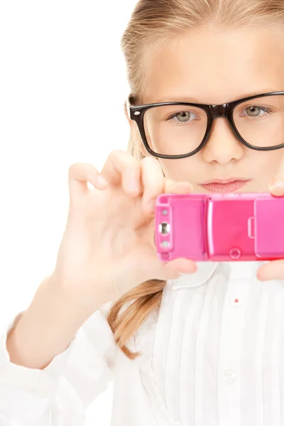 Gelukkig meisje nemen foto met mobiele telefoon — Stockfoto