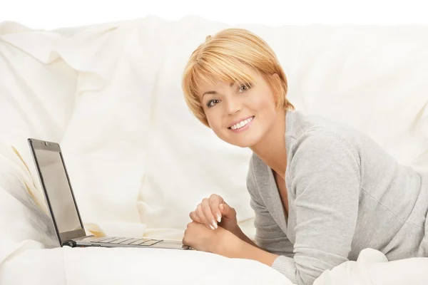 Donna felice con computer portatile — Foto Stock
