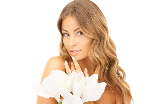 白い花を持つ美しい女性 — ストック写真