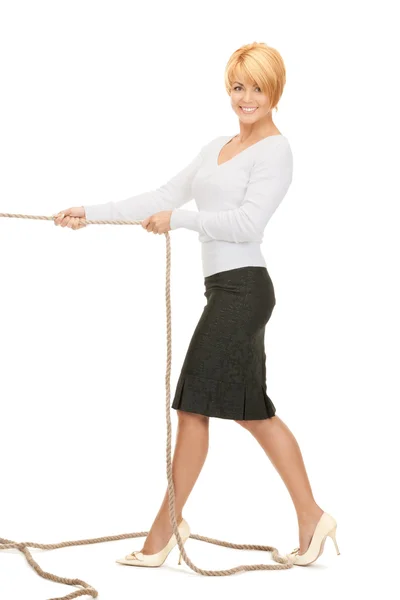 Mulher de negócios puxando corda — Fotografia de Stock