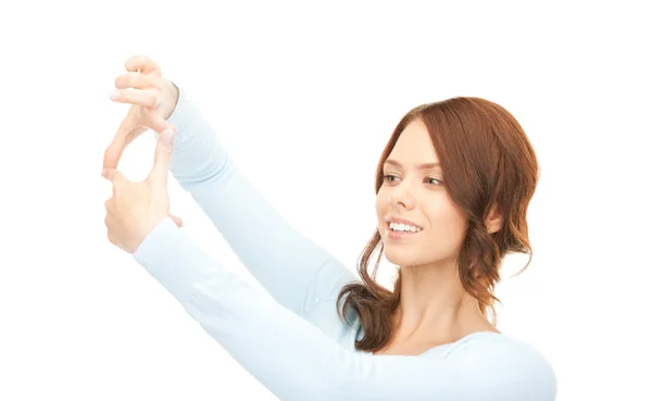 Mulher encantadora criando uma moldura com os dedos — Fotografia de Stock