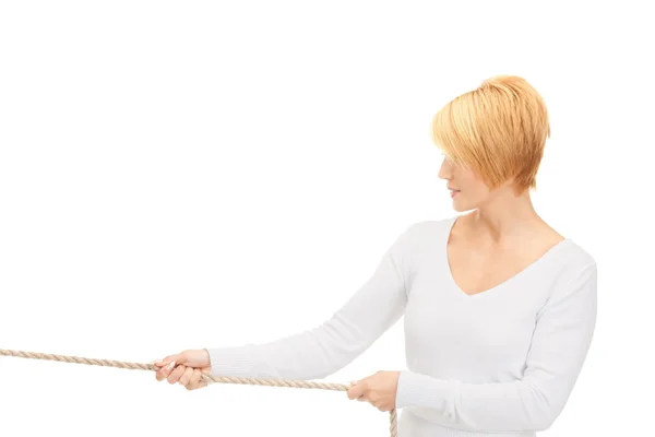 Mujer de negocios tirando de cuerda —  Fotos de Stock