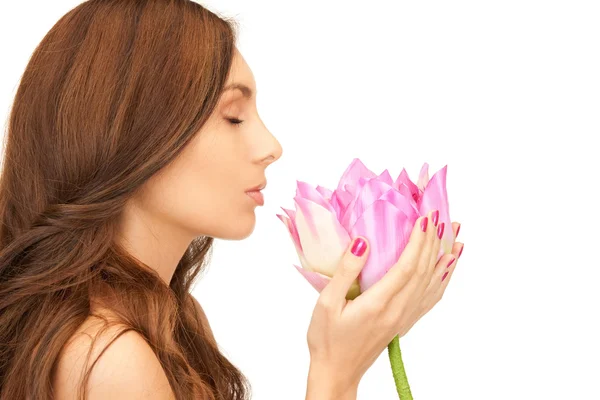 Lotus çiçeği ile güzel bir kadın — Stok fotoğraf
